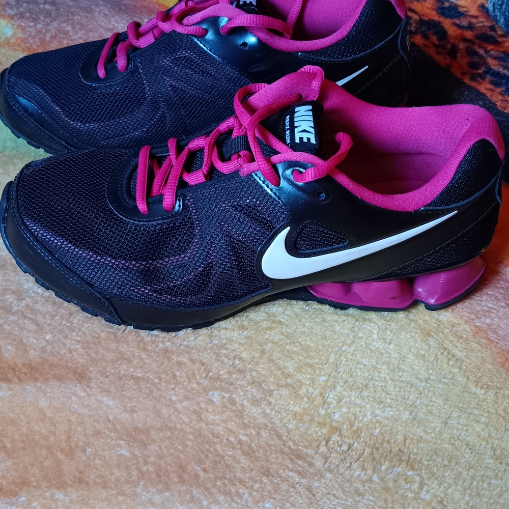 Nike Women's Black and Pink Athletic Shoes